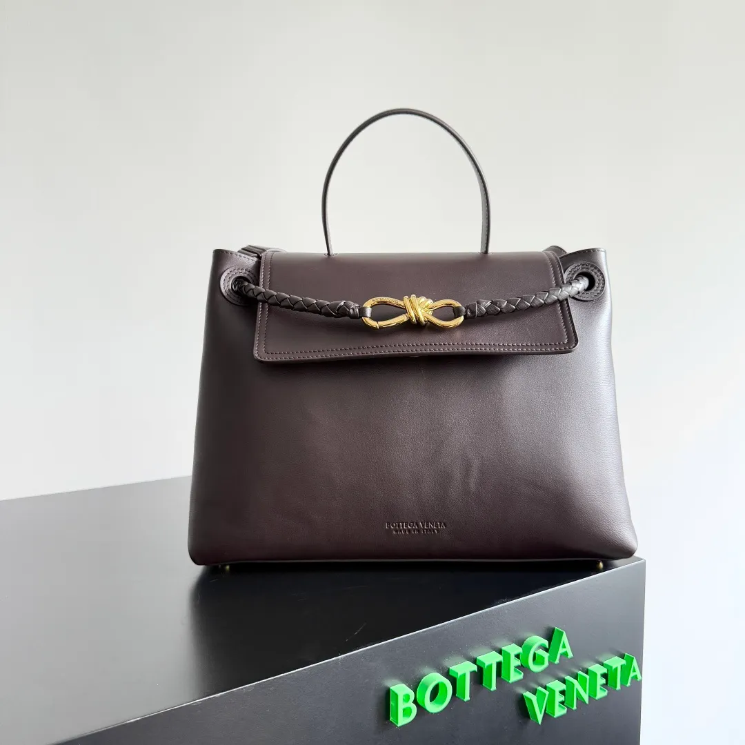 Batch 2360 BottegaVeneta Latest Ciao Ciao Bag Silky cowhide two-way flap handbag with signature twist detail, hidden hook closure, flap can be fastened to the front or attached to the INTRECCIATO woven interior pocket, comes with an adjustable and detachable crossbody strap, interior compartment, and also features a zippered pocket. The surprise flap has various shapes. Style 1 - Cover the bag surface and expose the knot decoration. Style 2 - Place the flap inside the bag. A buckle is also designed. Style 3 - The U-shaped position of the top handle in the hand bag. Style No.: 817231 Size: 34*26*15cm